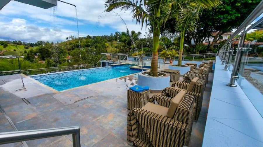 Piscina y terraza con vista a las montañas