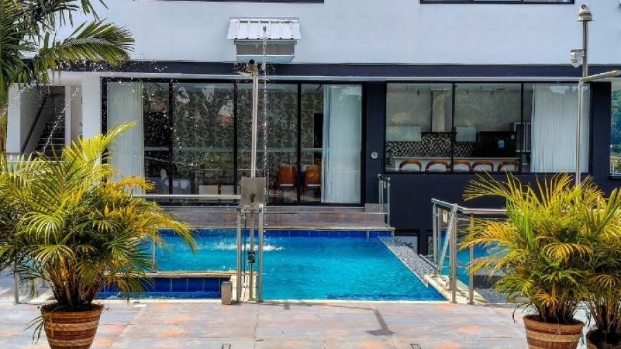 Piscina frente a las suites