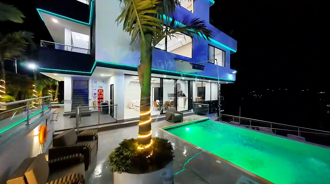 Piscina iluminada en la noche